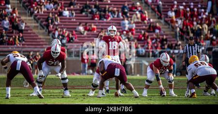 22 octobre 2022 Palo Alto, CA États-Unis le quarterback de Stanford Tanner McKee (18) examine la défense de l'État de l'Arizona pendant le match de football de la NCAA entre les Sun Devils de l'État de l'Arizona et le Cardinal de Stanford. Stanford a battu l'Arizona State 15-14 au stade Stanford Palo Alto, CA Thurman James/CSM Banque D'Images