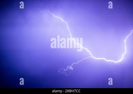 L'illustration montre la foudre, pendant, une tempête de tonnerre au-dessus d'Anvers, dimanche 23 octobre 2022. Le KMI - IRM - RMI a déclaré le code jaune pour tout le pays pour dimanche soir de 6 h à 11 h. Le FPS Affaires intérieures activera temporairement le numéro d'urgence 1722 le dimanche. Toute personne qui subit des dommages causés par la tempête ou l'eau et qui a besoin de l'aide des pompiers peut soumettre une demande via le compteur électronique www.1722.be ou appeler le 1722. 112 ne peut être appelé que dans des situations potentiellement mortelles. BELGA PHOTO TOM GOYVAERTS Banque D'Images