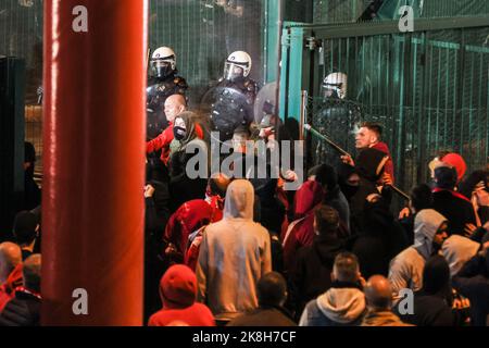 L'illustration montre des émeutes après un match de football entre le Standard de Liège et le RSC Anderlecht, dimanche 23 octobre 2022 à Liège, le 14 e jour de la première division du championnat belge 'Jupiler Pro League' 2022-2023. BELGA PHOTO BRUNO FAHY Banque D'Images