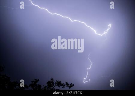 L'illustration montre la foudre, pendant, une tempête de tonnerre au-dessus d'Anvers, dimanche 23 octobre 2022. Le KMI - IRM - RMI a déclaré le code jaune pour tout le pays pour dimanche soir de 6 h à 11 h. Le FPS Affaires intérieures activera temporairement le numéro d'urgence 1722 le dimanche. Toute personne qui subit des dommages causés par la tempête ou l'eau et qui a besoin de l'aide des pompiers peut soumettre une demande via le compteur électronique www.1722.be ou appeler le 1722. 112 ne peut être appelé que dans des situations potentiellement mortelles. BELGA PHOTO TOM GOYVAERTS Banque D'Images