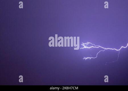 L'illustration montre la foudre, pendant, une tempête de tonnerre au-dessus d'Anvers, dimanche 23 octobre 2022. Le KMI - IRM - RMI a déclaré le code jaune pour tout le pays pour dimanche soir de 6 h à 11 h. Le FPS Affaires intérieures activera temporairement le numéro d'urgence 1722 le dimanche. Toute personne qui subit des dommages causés par la tempête ou l'eau et qui a besoin de l'aide des pompiers peut soumettre une demande via le compteur électronique www.1722.be ou appeler le 1722. 112 ne peut être appelé que dans des situations potentiellement mortelles. BELGA PHOTO TOM GOYVAERTS Banque D'Images