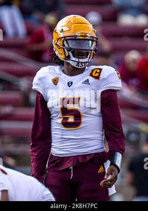 22 octobre 2022 Palo Alto, CA États-Unis Quarterback du Sun Devil de l'État de l'Arizona Emory Jones (5) regarde la défense de Stanford pendant le match de football de la NCAA entre les Sun Devils de l'État de l'Arizona et le Cardinal de Stanford. Stanford a battu l'Arizona State 15-14 au stade Stanford Palo Alto, CA Thurman James/CSM Banque D'Images