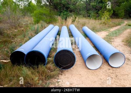 De grands tuyaux modernes en PVC pour canaliser l'eau sanitaire urbaine, avant d'être installés. Banque D'Images