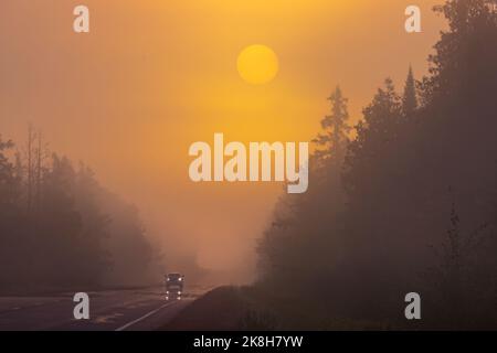 Lever de soleil en automne sur la Highway 77 à Clam Lake, Wisconsin. Banque D'Images