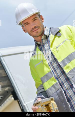 un jeune constructeur attrayant à l'extérieur Banque D'Images