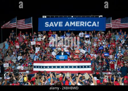 Donald Trump prononce un discours devant une grande foule lors de son rassemblement Save America à Robstown, au Texas. Banque D'Images
