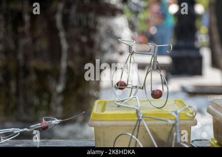 artisan dans la rue faisant des figurines de vélo avec fil, fait main métal figurines mexique Banque D'Images