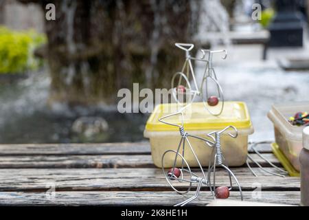 artisan dans la rue faisant des figurines de vélo avec fil, fait main métal figurines mexique Banque D'Images