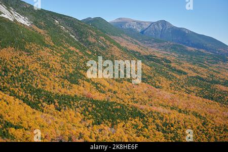 Vue sur le mont Katahdin en automne, Baxter State Park, Maine, tiré de la PISTE OJI Banque D'Images