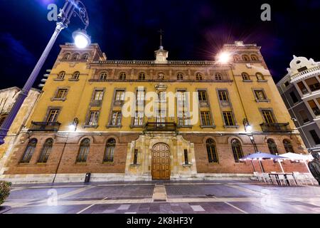 Le Palais épiscopal la nuit dans la ville de Leon, Espagne près de la cathédrale. Banque D'Images