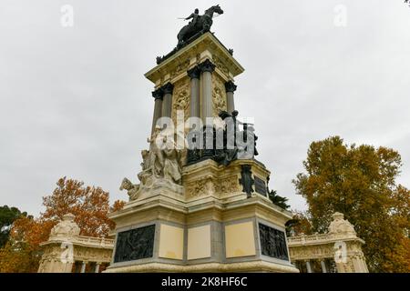 Madrid, Espagne - 20 novembre 2021 : monument à Alfonso XII dans le parc Retiro au centre de Madrid, Espagne. Il appartenait à la monarchie espagnole jusqu'à la fin de 19t Banque D'Images