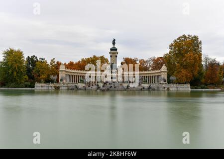 Le parc du Retiro est situé au centre-ville de Madrid, Espagne. Elle appartenait à la monarchie espagnole jusqu'à la fin du xixe siècle, c'est maintenant un parc public. Banque D'Images