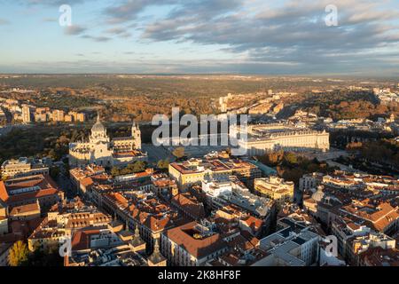 Vue aérienne de la cathédrale d'Almudena et du palais royal de Madrid en Espagne. Banque D'Images
