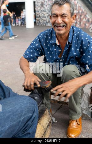 homme latino plus âgé, peau foncée, chaussures de nettoyage et de brillance, heureux de sa profession mexique Banque D'Images