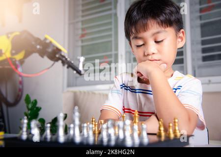 Petit garçon asiatique pensant et attendre bras robot jouant aux échecs, ÉDUCATION STEM E-learning, drôle d'enfants apprenant réussi à obtenir un contrôle de leçon rob Banque D'Images