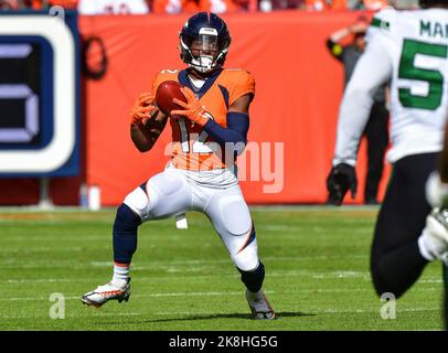 Denver, États-Unis. 23 octobre 2022: Le grand receveur des Broncos de Denver, Montrell Washington (12), attrape un punt dans la première moitié du match de football entre les Broncos de Denver et les Jets de New York. Derek Regensburger/CSM. Crédit : CAL Sport Media/Alay Live News Banque D'Images