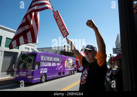 Dallas, Géorgie, États-Unis. 23rd octobre 2022. Les partisans du gouverneur républicain de Géorgie, Brian Kemp, présentent un drapeau calme et une protestation devant le théâtre de la ville où le candidat démocrate Stacey Abrams et d'autres candidats du parti tiennent un dimanche de rassemblement. Dallas est une ville très conservatrice du Congressional District de 14th, qui est fortement républicaine. (Image de crédit : © Robin Rayne/ZUMA Press Wire) Banque D'Images