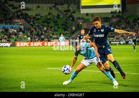 Le défenseur de la victoire de Melbourne Kadete #3 fait le tour de Melbourne City Forward Andrew Nabbout #15 alors qu'il essaie de sheppard le ballon. Banque D'Images