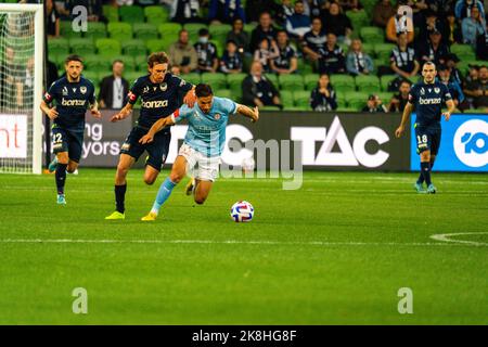 Melbourne, Australie. 22, octobre 2022. Melbourne City Forward Mathew Leckie #7 étant mis sous pression pour possession par le milieu de la victoire de Melbourne Rai Ma Banque D'Images