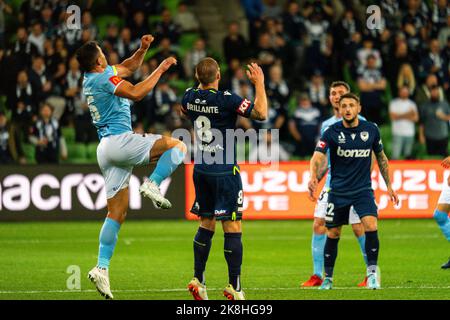 Melbourne, Australie. 22, octobre 2022. Melbourne City Forward Andrew Nabbout #15 s'élève au-dessus de Melbourne victoire milieu de terrain Josh Brillante #8 pour gagner un Banque D'Images