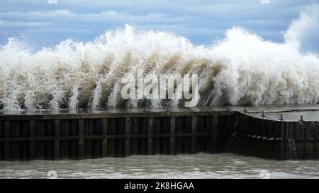 Une vague s'écrase dans un mur de brises le long du rivage du lac Michigan à Tower Beach à Winnetka, Illinois, par une journée très venteuse. Banque D'Images