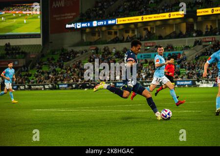 Melbourne, Australie. 22, octobre 2022. Melbourne Victory Forward Nishan Velupillay #24 prend un coup de feu du bord de la boîte pendant les phases de mort de Banque D'Images