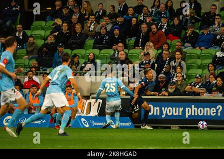 Melbourne, Australie. 22, octobre 2022. Melbourne Victory Forward Ben Folami #11 est tiré vers le bas par le défenseur de la ville de Melbourne Callum Talbot #25 pendant Banque D'Images