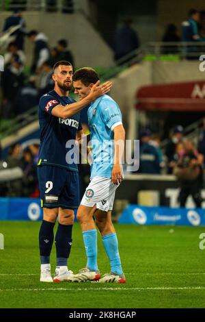 Melbourne, Australie. 22, octobre 2022. Melbourne Victory Forward Tomi Juric #9 félicite le Melbourne City Defender Curtis Good #22 après la finale Banque D'Images