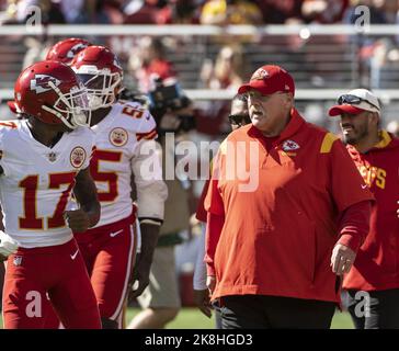 Santa Clara, États-Unis. 23rd octobre 2022. Andy Reid, entraîneur-chef de Kansas City Chiefs, entre sur le terrain pour jouer au San Francisco 49ers au Levi's Stadium de Santa Clara, en Californie, dimanche, à 23 octobre 2022. Les chefs ont drainé les 49ers 44-23. Photo de Terry Schmitt/UPI crédit: UPI/Alay Live News Banque D'Images