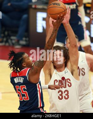 Cleveland, États-Unis. 23rd octobre 2022. Cleveland Cavaliers Robin Lopez (33) bloque le tir des Washington Wizards Delon Wright (55) dans la première moitié à Rocket Mortgage Field House à Cleveland, Ohio, dimanche, 23 octobre 2022. Photo par Aaron Josefczyk/UPI crédit: UPI/Alay Live News Banque D'Images