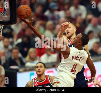 Cleveland, États-Unis. 23rd octobre 2022. Cleveland Cavaliers Evan Mobley (4) pose la balle dans le passé le défenseur des Wizards Kristaps Porzingis (6) dans la première moitié à Rocket Mortgage Field House à Cleveland, Ohio, dimanche, 23 octobre 2022. Photo par Aaron Josefczyk/UPI crédit: UPI/Alay Live News Banque D'Images