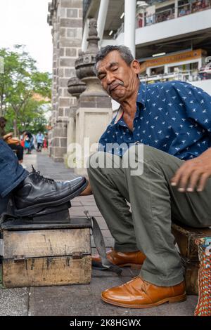 homme latino plus âgé, peau foncée, chaussures de nettoyage et de brillance, heureux de sa profession mexique Banque D'Images