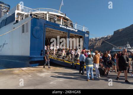 Ormos Athinios, Santorin, Grèce. 2022. Port d'Athinios, île de Santorin pour les ferries et les cargos. Passagers débarquant d'un ferry arrivant en Banque D'Images