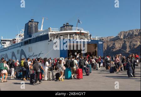 Ormos Athinios, Santorin, Grèce. 2022. Port d'Athinios, île de Santorin pour les ferries et les cargos. Les passagers se embarquent en ferry pour Héraklion. Banque D'Images