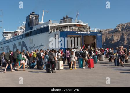 Ormos Athinios, Santorin, Grèce. 2022. Port d'Athinios, île de Santorin pour les ferries et les cargos. Passagers se embarquant dans un ferry pour Hera Banque D'Images