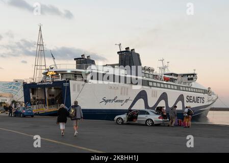 Port d'Herraklion, Crète, Grèce. 2022. Passagers et véhicules sur le port d'Héraklion à charger sur un ferry rapide pour Santorin. Banque D'Images