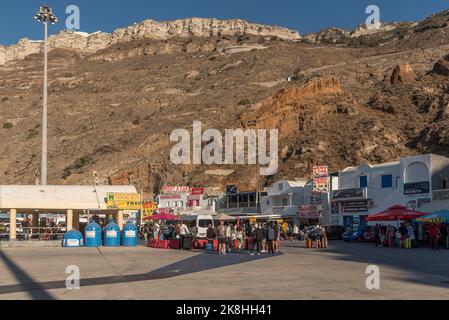 Ormos Athinios, Santorin, Grèce. 2022. Port d'Athinios, île de Santorin pour les ferries et les cargos. Les passagers attendent le transport, le bureau de taxi et Banque D'Images