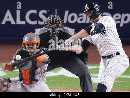 New York, États-Unis. 23rd octobre 2022. New York Yankees Giancarlo Stanton atteint un single rbi dans le premier repas contre les Astros de Houston dans le quatrième jeu de leur série de Championnat de Ligue américaine au Yankee Stadium à New York le dimanche, 23 octobre 2022. Photo par Ray Stubblebine/UPI crédit: UPI/Alay Live News Banque D'Images