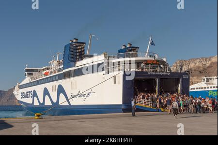 Ormos Athinios, Santorin, Grèce. 2022. Port d'Athinios, île de Santorini pour les ferries passagers se embarquant dans un ferry pour Héraklion, Crète Banque D'Images