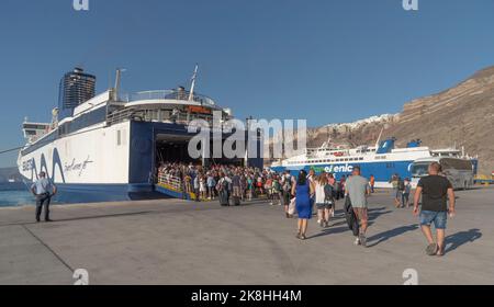 Ormos Athinios, Santorin, Grèce. 2022. Port d'Athinios, île de Santorini pour les ferries passagers se embarquant dans un ferry pour Héraklion, Crète Banque D'Images