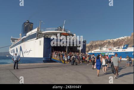Ormos Athinios, Santorin, Grèce. 2022. Port d'Athinios, île de Santorini pour les ferries passagers se embarquant dans un ferry pour Héraklion, Crète Banque D'Images