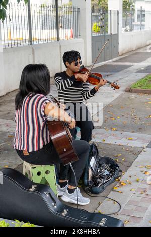 deux femmes brunette latines, jouant de la guitare et du violon dans la rue, mexique, Banque D'Images