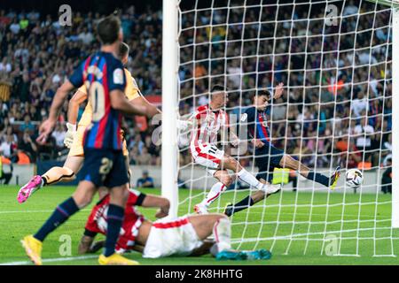 Barcelone, Espagne. 23rd octobre 2022. Pedri (1st R) de Barcelone tire lors d'un match de football de la Liga entre le FC Barcelone et le Athletic Club Bilbao à Barcelone, Espagne, le 23 octobre 2022. Crédit : Joan Gosa/Xinhua/Alay Live News Banque D'Images