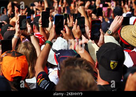 Austin, Texas, États-Unis. 23rd octobre 2022. Fans sur le podium. Grand Prix des États-Unis, dimanche 23rd octobre 2022. Circuit of the Americas, Austin, Texas, États-Unis. Crédit : James Moy/Alay Live News Banque D'Images