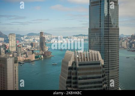 Détail de la structure du toit de 1ifc et d'une section de 2ifc, le plus haut bâtiment de l'île de Hong Kong, avec Tsim Sha Tsui et Victoria Harbour au-delà Banque D'Images