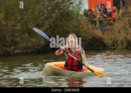 Kasterlee, Belgique. 23rd octobre 2022. Une femme participe à la régate de citrouille du village de Lichtaart de Kasterlee, en Belgique, le 23 octobre 2022. L'édition 13th de la régate de citrouille est un concours de kayak en Belgique, qui attire les participants à s'asseoir et à concourir dans de grandes citrouilles creuses. Selon les organisateurs locaux, le poids de chaque citrouille qui a été faite dans un bateau pourrait atteindre des centaines de kilogrammes. Credit: Zheng Huansong/Xinhua/Alay Live News Banque D'Images