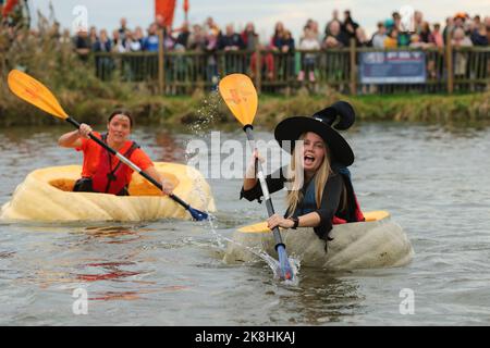 Kasterlee, Belgique. 23rd octobre 2022. Les gens participent à la régate de citrouille dans le village de Lichtaart de Kasterlee, en Belgique, le 23 octobre 2022. L'édition 13th de la régate de citrouille est un concours de kayak en Belgique, qui attire les participants à s'asseoir et à concourir dans de grandes citrouilles creuses. Selon les organisateurs locaux, le poids de chaque citrouille qui a été faite dans un bateau pourrait atteindre des centaines de kilogrammes. Credit: Zheng Huansong/Xinhua/Alay Live News Banque D'Images