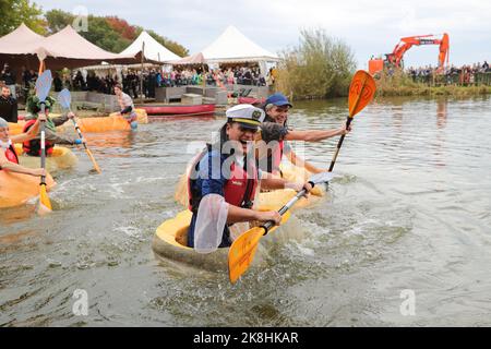 Kasterlee, Belgique. 23rd octobre 2022. Les gens participent à la régate de citrouille dans le village de Lichtaart de Kasterlee, en Belgique, le 23 octobre 2022. L'édition 13th de la régate de citrouille est un concours de kayak en Belgique, qui attire les participants à s'asseoir et à concourir dans de grandes citrouilles creuses. Selon les organisateurs locaux, le poids de chaque citrouille qui a été faite dans un bateau pourrait atteindre des centaines de kilogrammes. Credit: Zheng Huansong/Xinhua/Alay Live News Banque D'Images