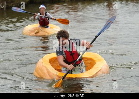 Kasterlee, Belgique. 23rd octobre 2022. Les gens participent à la régate de citrouille dans le village de Lichtaart de Kasterlee, en Belgique, le 23 octobre 2022. L'édition 13th de la régate de citrouille est un concours de kayak en Belgique, qui attire les participants à s'asseoir et à concourir dans de grandes citrouilles creuses. Selon les organisateurs locaux, le poids de chaque citrouille qui a été faite dans un bateau pourrait atteindre des centaines de kilogrammes. Credit: Zheng Huansong/Xinhua/Alay Live News Banque D'Images