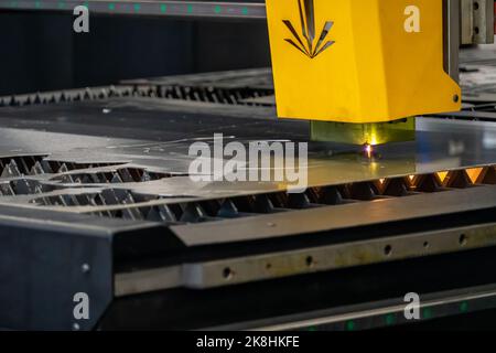 machine de découpe au laser, de découpe de feuilles de bois, tandis qu'un homme s'occupe du processus, l'amérique latine Banque D'Images